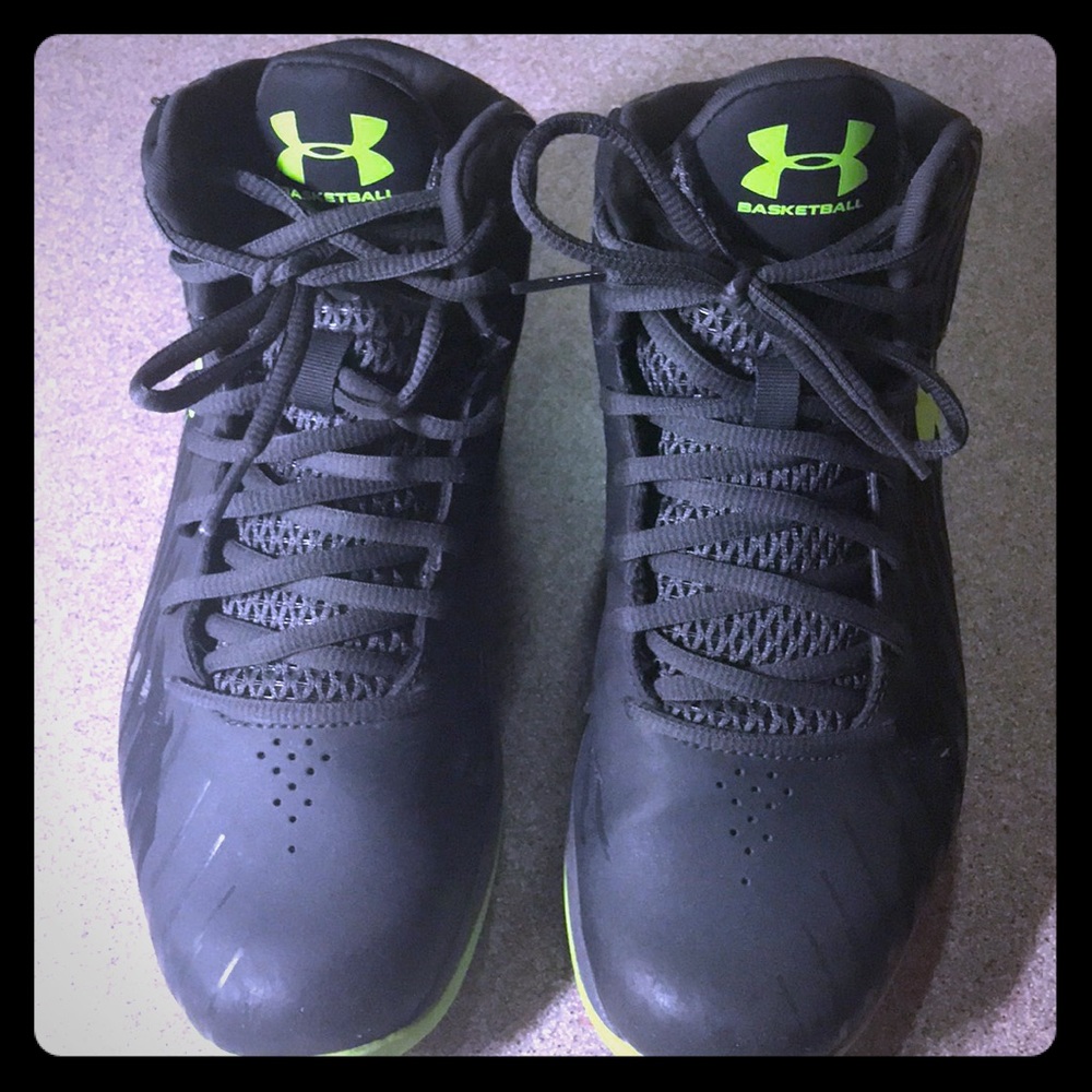 Under Armour Basketball Shoes Size 7 Youth 🏀